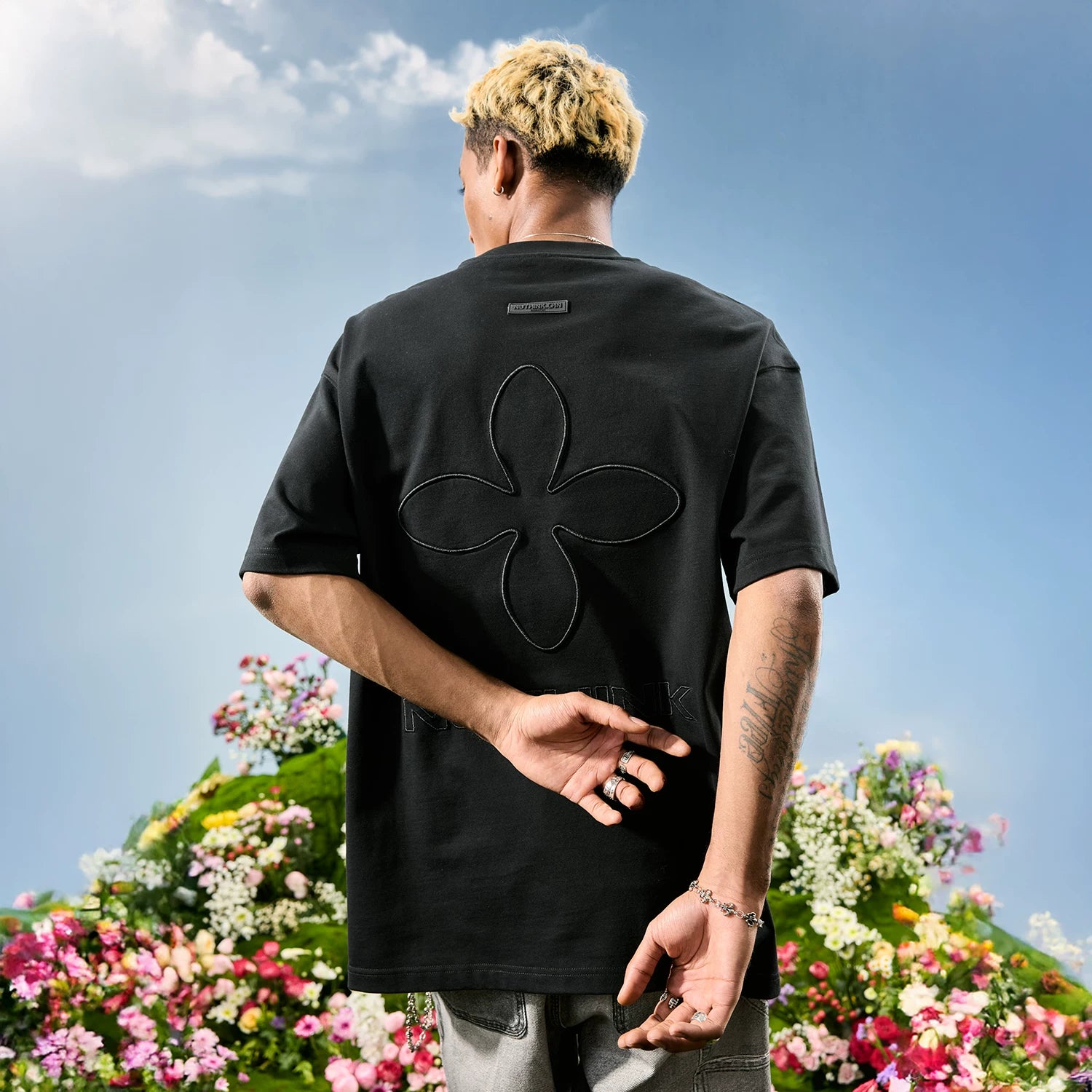 Nuthink American retro embroidered letter clover T-shirt men's short sleeved dopamine women's 2026 summer new item